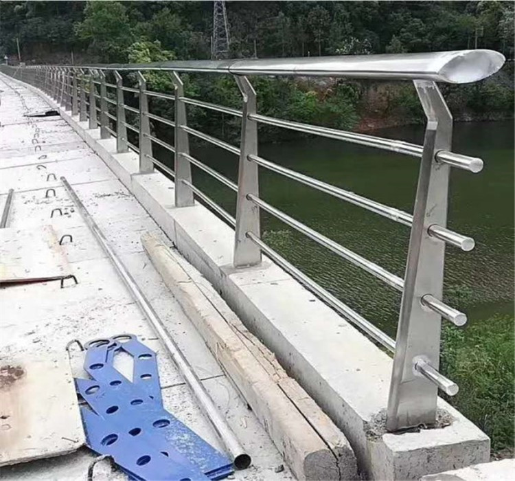 河堤半岛网页版工程护栏管.png